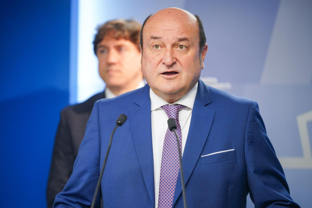 El presidente del EBB del PNV, Andoni Ortuzar, ofrece una rueda de prensa tras la firma para la conformación del Gobierno Vasco, en el Parlamento Vasco, a 19 de junio de 2024, en Vitoria-Gasteiz, Álava, País Vasco (España)