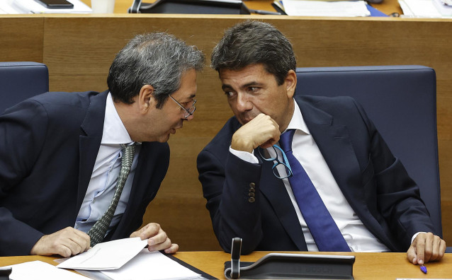 Archivo - El vicepresidente de la Generalitat y conseller de Cultura y Deporte, Vicente Barrera (i), y el presidente de la Generalitat, Carlos Mazón (d)