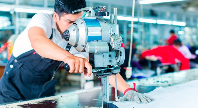 Archivo - Trabajador del sector textil