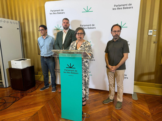 Los portavoces parlamentarios del PSIB-PSOE, Iago Negueruela; MÉS per Mallorca, Lluís Apesteguia; Més per Menorca, Josep Castells, y la representante de Unidas Podemos en el Parlament, Cristina Gómez, en rueda de prensa.