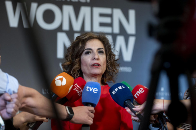 La vicepresidenta primera y ministra de Hacienda, María Jesús Montero, ofrece declaraciones a los medios a su llegada a la inauguración del Santander WomenNOW, en el Beatriz de Madrid, a 19 de junio de 2024, en Madrid (España).