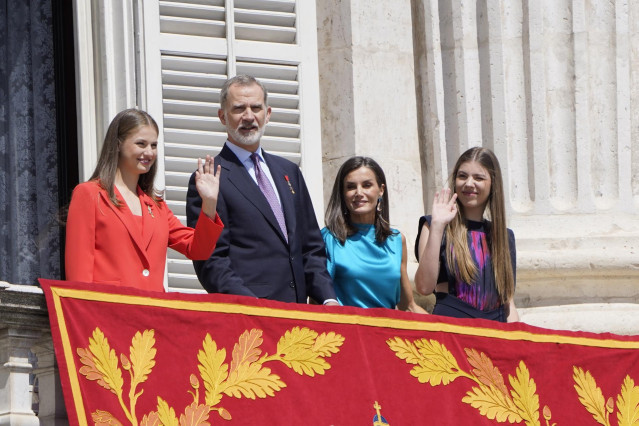 (I-D) La Princesa Leonor, el Rey Felipe, la Reina Letizia y la Infanta Sofía saludan desde balcón de la Plaza de Oriente con ocasión del X aniversario de la Proclamación de Su Majestad el Rey, en el Palacio Real, a 19 de junio de 2024, en Madrid