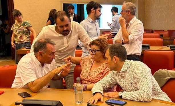 Archivo - El portavoz parlamentario Enrique Santiago y el coordinador general de IU Andalucía y diputado, Toni Valero, en el Congreso de los Diputados.