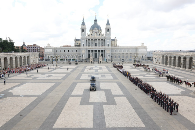 Vista general del relevo solemne de la Guardia Real desde balcón de la Plaza de Oriente