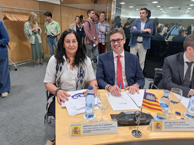 La directora general de Fondos Europeos, Bàrbara Barceló, y el vicepresidente del Govern y conseller de Economía, Hacienda e Innovación, Antoni Costa, en la IV Conferencia Sectorial del Plan de Recuperación, Transformación y Resiliencia.