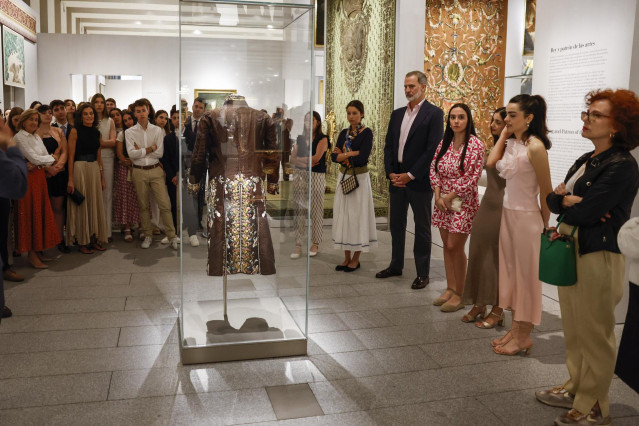 El Rey Felipe y la Reina Letizia se suman a la Princesa de Asturias y la Infanta Sofía que visitaban las Colecciones Reales junto con un grupo de jóvenes por el décimo aniversario de la proclamación