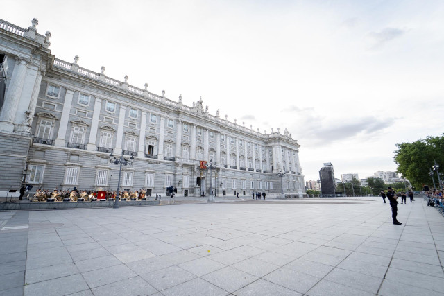 La Unidad de Música de la Guardia Real actúa delante de la fachada de la puerta del Príncipe de Palacio Real con motivo del X aniversario