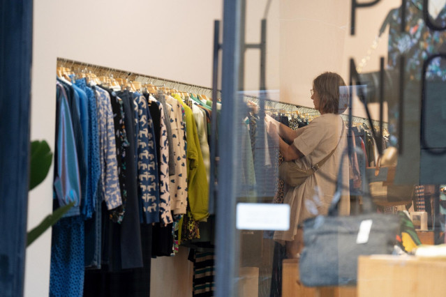 Archivo - Una clienta en una tienda de ropa.