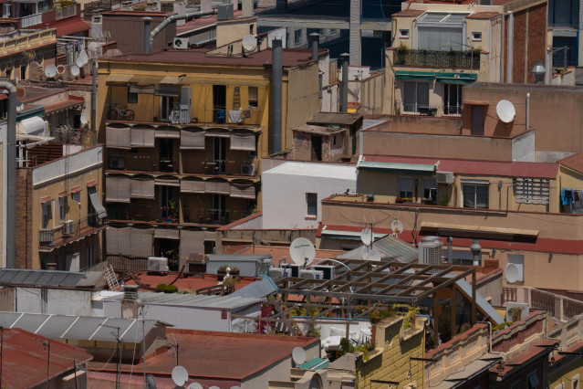 Archivo - Varios edificios de viviendas vistos desde el mirador del Poble Sec,  a 17 de mayo de 2023, en Barcelona, Cataluña (España).