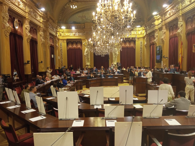 Escaños del PSIB, vacíos, mientras comparece la presidenta del Govern, Marga Prohens.