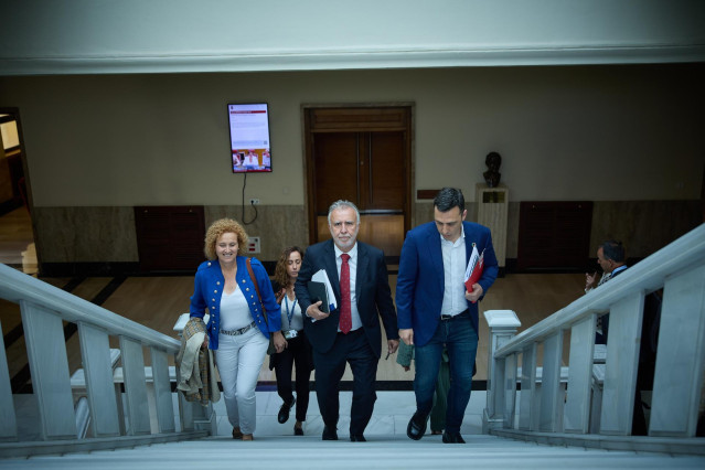 El ministro de Política Territorial y Memoria Democrática, Ángel Víctor Torres (c), a su llegada para comparecer ante la Comisión Constitucional, en el Senado, a 20 de junio de 2024, en Madrid (España). Durante la Comisión, el ministro ha informado sobre