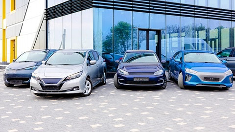 Archivo - Cinco marcas de coches eléctricos rebajan entre 4.000 y 7.000 euros el precio de sus modelos en febrero, según OCU.