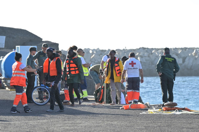Archivo - Varios emigrantes son atendidos a su llegada al muelle de la Restinga, a 10 de enero de 2024, en El Hierro, Islas Canarias (España). La embarcacio´n de la Guardia Civil, Ri´o Guadiator, ha rescatado en aguas próximas a El Hierro a 52 inmigrantes