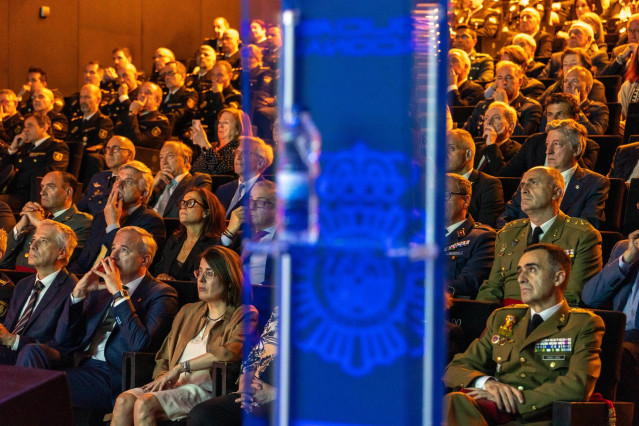 Azcón, junto a la Justicia Concepción Giménez, en el acto de homenaje a las víctimas del terrorismo en la Policía Nacinal