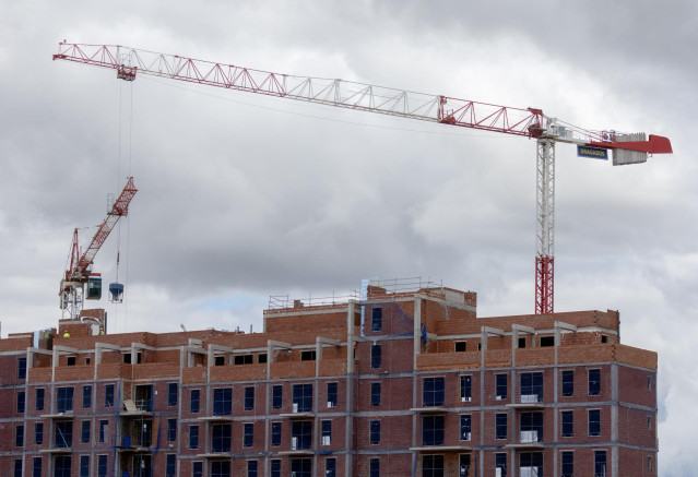 Archivo - Obras en bloques de viviendas, a 17 de mayo de 2024, en Madrid (España).