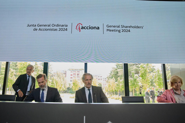 El vicepresidente de Acciona, Juan Ignacio Entrecanales (i) y el CEO de Acciona, José Manuel Entrecanales (c), durante una junta general ordinaria de accionistas de ACCIONA, a 20 de junio de 2024, en Madrid (España). En la junta de hoy se ha sometido a vo