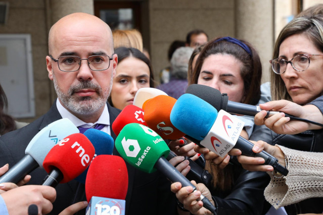 El delegado del Gobierno, Francisco Martín, atiende a los medios de comunicación tras los cinco minutos de silencio convocados tras el hallazgo de dos cadáveres en la localidad, en el Ayuntamiento de Soto del Real, a 19 de junio de 2024, en Soto del Real,
