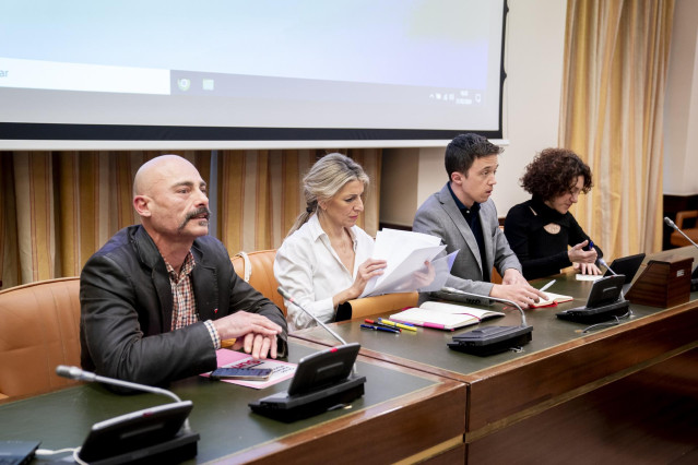 Archivo - (I-D) El diputado de Sumar Txema Guijarro; la vicepesidenta segunda, Yolanda Díaz; el portavoz de Sumar en el Congreso, Iñigo Errejón y la diputada de Sumar, Aina Vidal, a 21 de febrero de 2024, en Madrid (España).