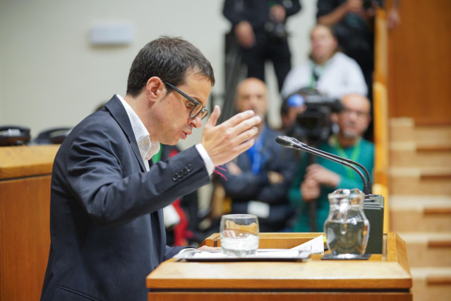 El candidato de EH Bildu a lehendakari, Pello Otxandiano, interviene durante el pleno de investidura