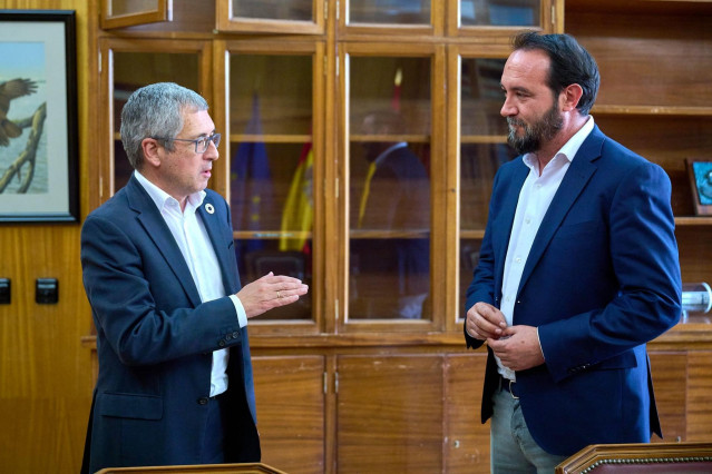 El secretario de Estado de Medio Ambiente, Hugo Morán, y el viceconsejero de Aguas del Gobierno de Canarias, Marcos Lorenzo, en una reunión para abordar la firma de un nuevo convenio de obras hidráulicas
