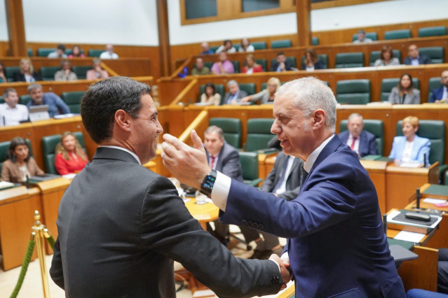 Imanol Pradales (i) e Iñigo Urkullu (d) se saludan durante el pleno de investidura