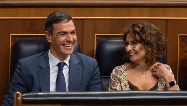 Archivo - El presidente del Gobierno, Pedro Sánchez y la vicepresidenta primera y ministra de Hacienda, María Jesús Montero, en el Congreso de los Diputados, a 13 de marzo de 2024, en Madrid (España).