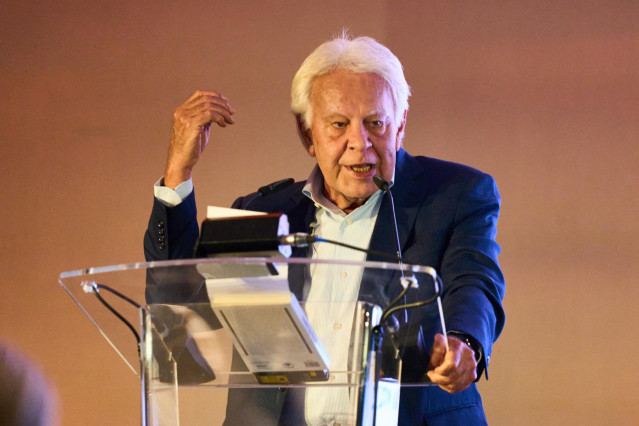 Archivo - El expresidente de l Gobierno de España, Felipe González, interviene durante las II Jornadas de Incendios Forestales y Riesgos Naturales, a 29 de noviembre de 2024 en Sevilla (Andalucía, España).