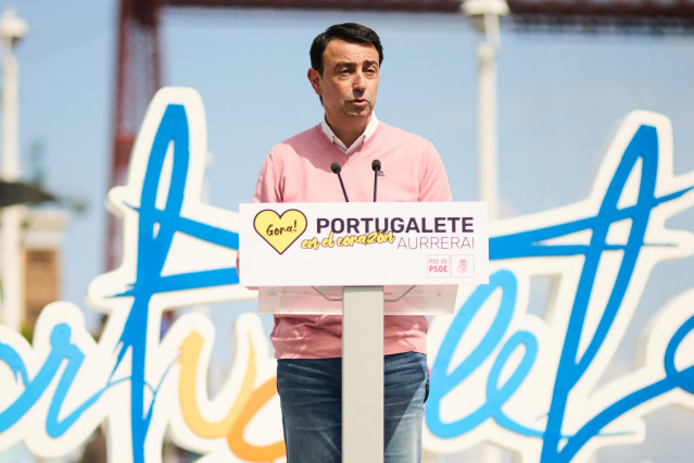 Archivo - El alcalde de Portugalete , Mikel Torres, interviene durante una intervención en un acto político del PSE-EE