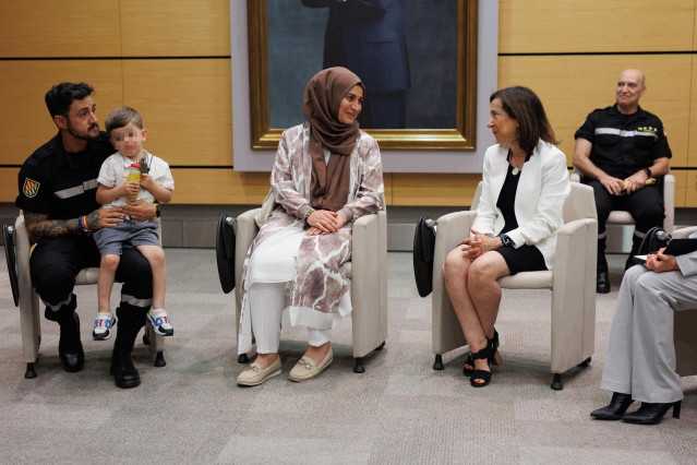 La ministra de Defensa, Margarita Robles (d), recibe a una familia rescatada por la UME tras el terremoto de Turquía del 2023, en la sede del Ministerio, a 21 de junio de 2024, en Madrid (España).