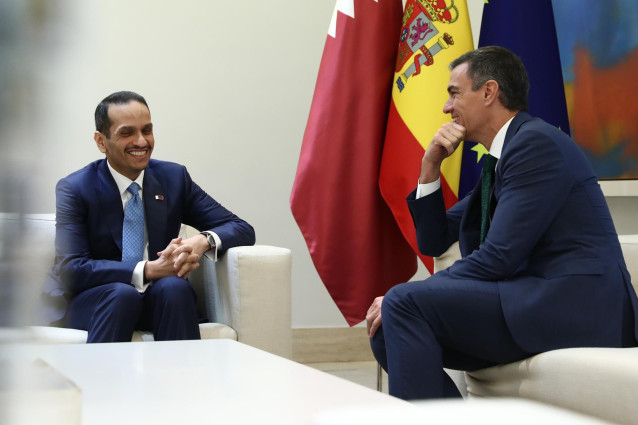 El presidente del Gobierno, Pedro Sánchez, junto al primer ministro de Qatar,Mohammed Bin Al Thani, en un encuentro en La Moncloa