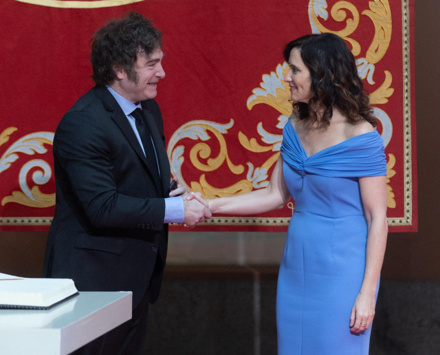 La presidenta de la Comunidad de Madrid, Isabel Díaz Ayuso (d), saluda al presidente de la República Argentina, Javier Milei (i), en la Real Casa de Correos, a 21 de junio de 2024, en Madrid (España)