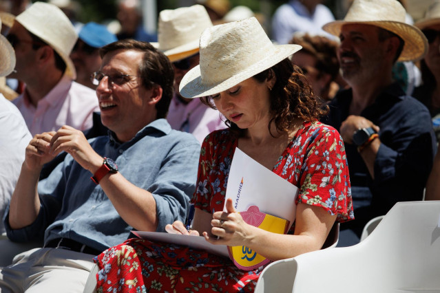 El alcalde de Madrid, José Luis Martínez-Almeida, y la presidenta de la Comunidad de Madrid, Isabel Díaz Ayuso, durante un acto del PP de Madrid, en el Parque de Berlín