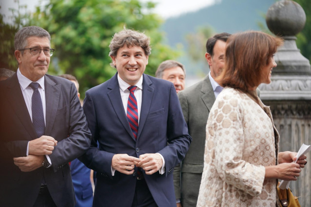 Patxi López, Eneko Andueza y Mikel Torres, en la Casa de Juntas de Gernika