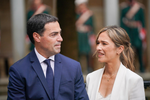 El nuevo lehendakari, Imanol Pradales, y su esposa, Laura Sáez, durante el acto de toma de posesión de Imanol Pradales de su nuevo cargo, en la Casa de Juntas de Gernika