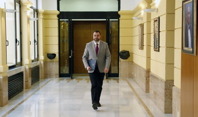 Archivo - Adrián Barbón, dirigiéndose a la reunión del Consejo de Gobierno