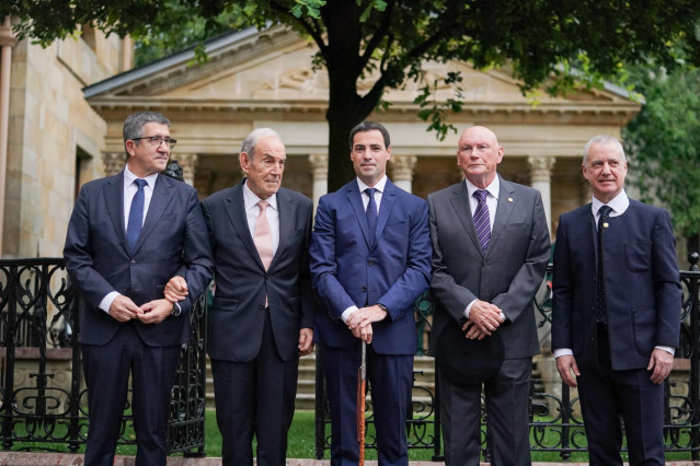 Los exlehendakaris  Patxi López,  Carlos Garaikoetxea, el nuevo lehendakari, Imanol Pradales, el exlehendakari Juan José Ibarretxe y el hasta ahora lehendakari Iñigo Urkullu
