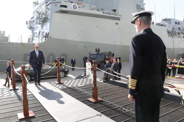 El Rey Felipe VI (d) y el presidente de Estonia, Alar Karis (i), a su llegada al portaaviones Juan Carlos I durante su viaje a Estonia, a 23 de junio de 2024, en Tallín (Estonia). El Rey Felipe VI ha viajado a Estonia como inicio de su gira por los tres p