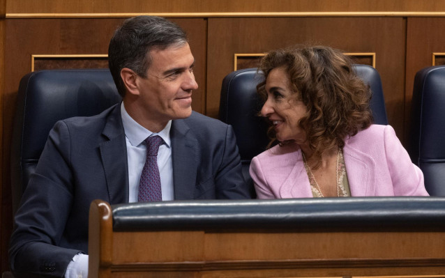 El presidente del Gobierno, Pedro Sánchez y la vicepresidenta primera y ministra de Hacienda, María Jesús Montero, durante un pleno en el Congreso de los Diputados, a 30 de mayo de 2024, en Madrid (España). La Ley de Amnistía afronta hoy en el Pleno del C