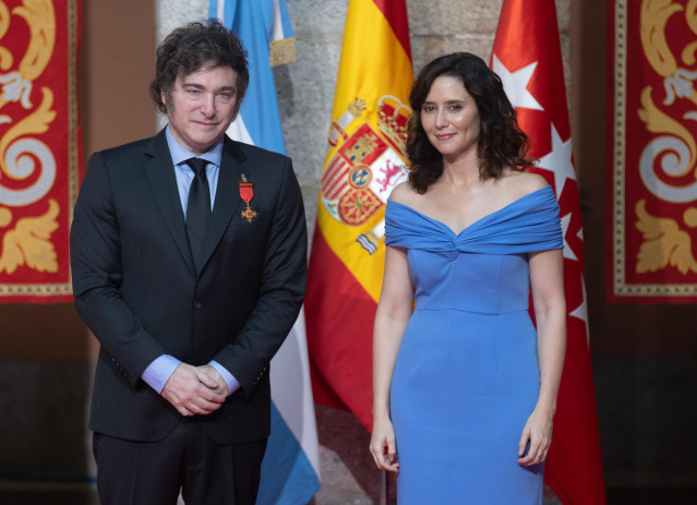 La presidenta de la Comunidad de Madrid, Isabel Díaz Ayuso, recibe al presidente de la República Argentina, Javier Milei, en la Real Casa de Correos, a 21 de junio de 2024, en Madrid (España). Ayuso concede hoy a Milei la Medalla Internacional de la Comun