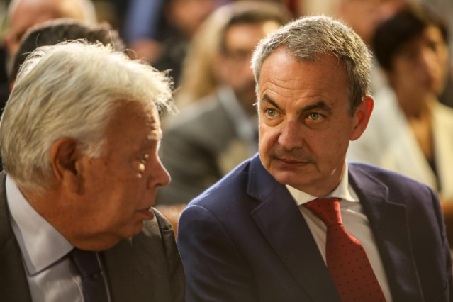 Archivo - Los expresidentes del Gobierno Felipe González y José Luis Rodríguez Zapatero en el acto de reconocimiento a la cooperación hispano-francesa en la lucha contra el terrorismo en el Palacio de La Moncloa