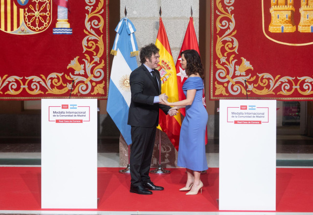 La presidenta de la Comunidad de Madrid, Isabel Díaz Ayuso, condecora al presidente de la República Argentina, Javier Milei, en la Real Casa de Correos.