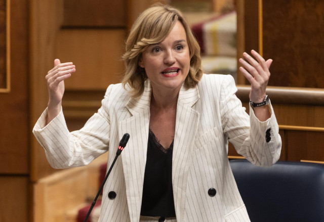 La ministra de Educación, Formación Profesional y Deportes, Pilar Alegría, interviene durante una sesión de control al Gobierno, en el Congreso de los Diputados, a 19 de junio de 2024, en Madrid (España).