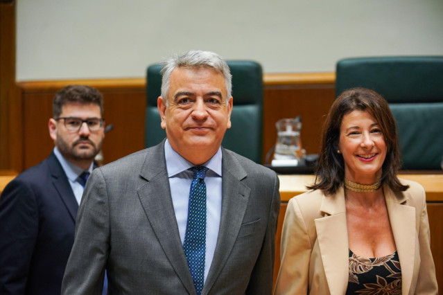 El presidente del PP vasco, Javier de Andrés (c), a su llegada al pleno de designación del lehendakari del Gobierno Vasco, en el Parlamento Vasco, a 20 de junio de 2024, en Vitoria-Gasteiz, Álava, País Vasco (España).