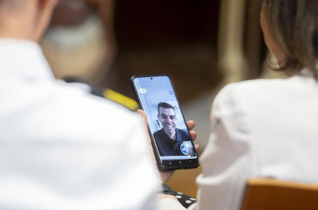 La ministra de Defensa, Margarita Robles, hace una videoconferencia con el turista repatriado desde Tailandia, Álex García, durante la visita a la Unidad Médica de Aeroevacuación del Ejército del Aire y del Espacio, en la Base Aérea de Torrejón de Ardoz,