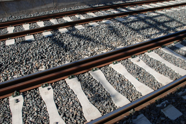 Archivo - Vías de ferrocarril en la estación de Cercanías / Rodalies de Rubí. En primer plano, doble vía adaptada al ancho internacional e ibérico. En segundo plano, vía de ancho ibérico.