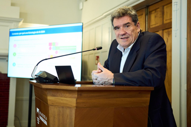 El ministro para la Transformación Digital, José Luis Escrivá, inaugura un curso en la Universidad Internacional Menéndez Pelayo (UIMP), en el Palacio de la Magdalena, a 24 de junio de 2024, en Santander, Cantabria (España).