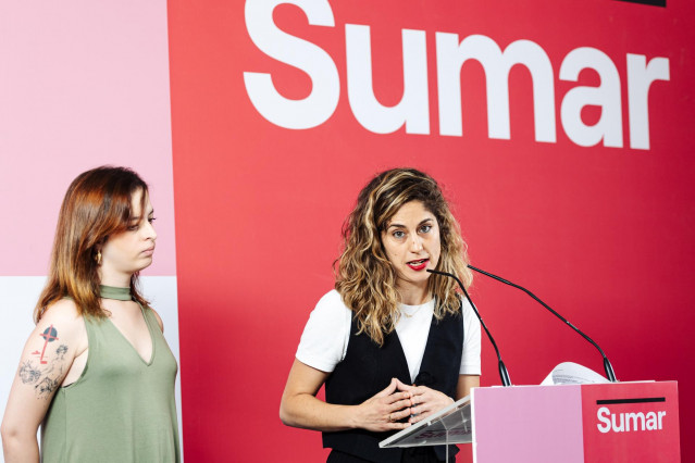 La secretaria de Comunicación de Sumar, Elizabeth Duval (i) y la secretaria de Organización de Sumar, Lara Hernández (d), durante una rueda de prensa, en el Espacio Rastro, a 24 de junio de 2024, en Madrid (España).