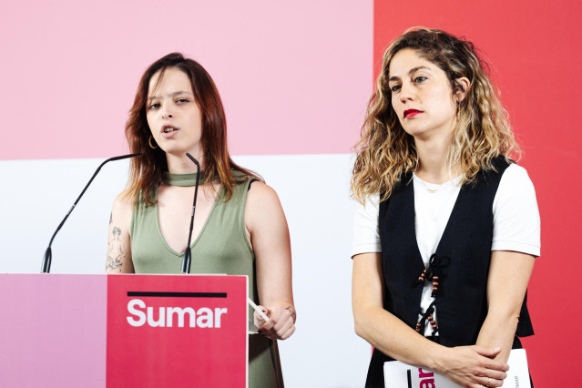 La secretaria de Comunicación de Sumar, Elizabeth Duval (i) y la secretaria de Organización de Sumar, Lara Hernández (d), durante una rueda de prensa, en el Espacio Rastro, a 24 de junio de 2024, en Madrid (España).