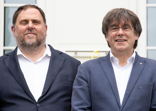 Archivo - El exvicepresidente y líder de ERC, Oriol Junqueras (i), y el expresidente de la Generalitat y líder de Junts, Carles Puigdemont
