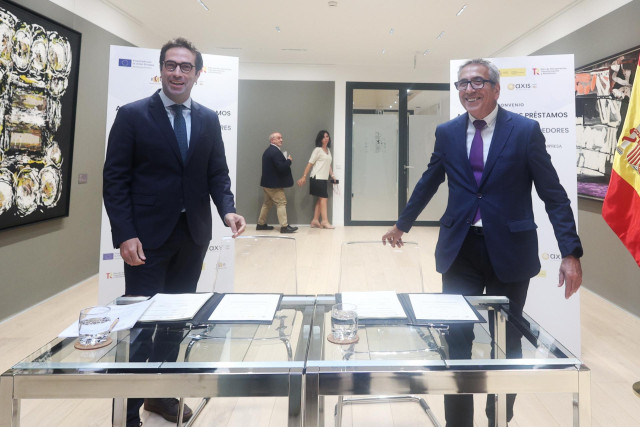 El ministro de Economía, Comercio y Empresa, Carlos Cuerpo (i), y el presidente del ICO, José Carlos García de Quevedo, durante el acto de firma para la puesta en marcha de las líneas de financiación ICO Verde e ICO Empresas y Emprendedores del Plan de Re